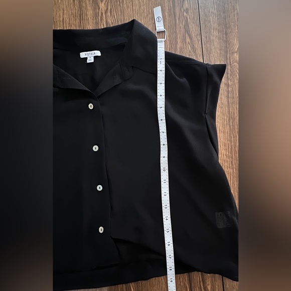 Pistola 
Medium 
Black
Short sleeve 
Button Down 
Crop
Blouse - Picture 6 of 9